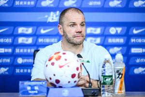 新鹏城主帅：奥乌苏因伤缺战国安，我们会全力争胜并打入很多球