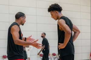 苦练中！杰伦·约翰逊社媒晒训练照片 球场上接受CJ的指导